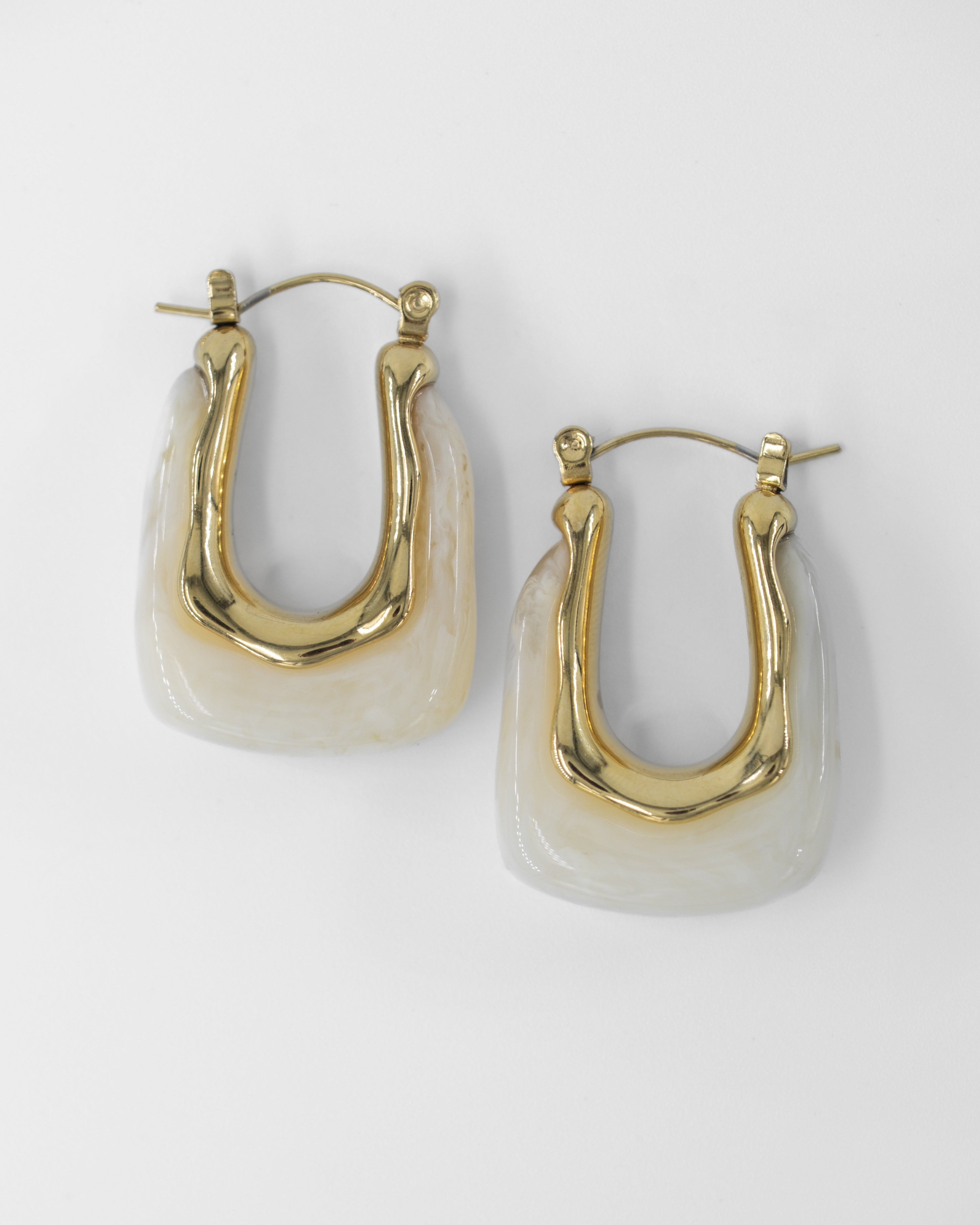 CRESMARA SEDEFLİ ÇELİK KÜPE