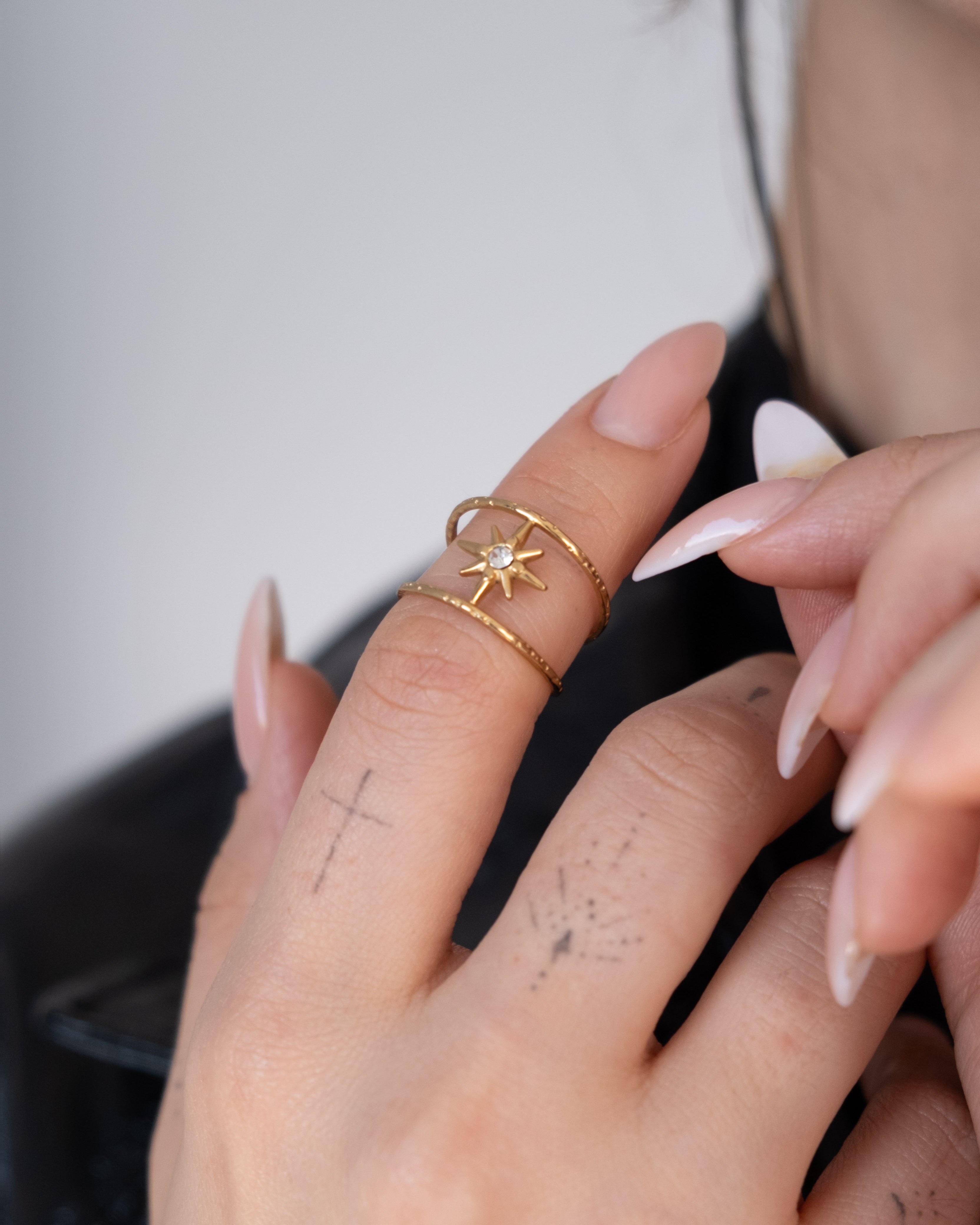 VEYRA YILDIZ MOTİFLİ AYARLAMALI ÇELİK YÜZÜK