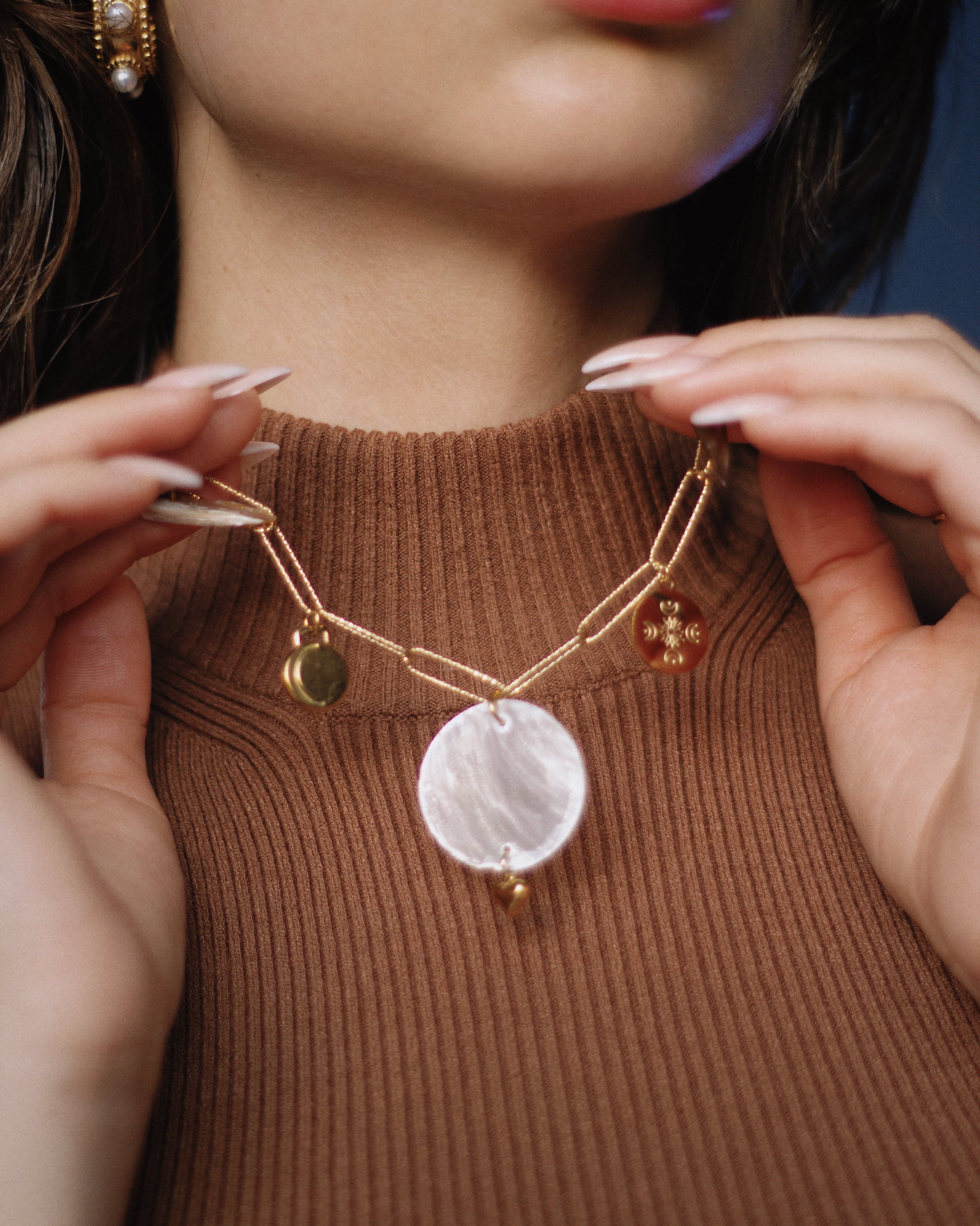 ASTRAVINE CHARMLI SEDEFLİ ÇELİK KOLYE